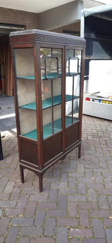 Gratis af te halen: Klassieke vitrinekast met glazen deuren