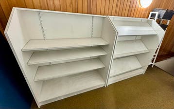 2 witte opbergkasten met verstelbare planken