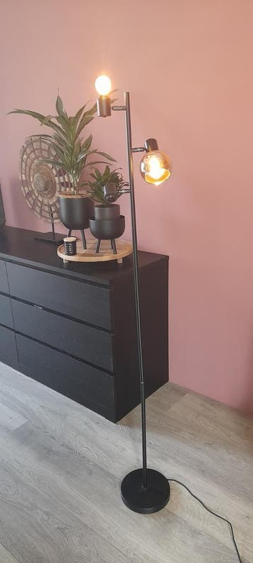 Leuke vloerlamp gratis( incompleet )
