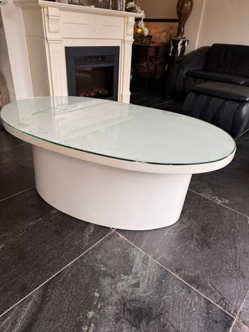 Ovale witte salontafel met glazen plaat