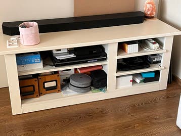 Gratis Crèmekleurig TV-meubel met opbergruimte