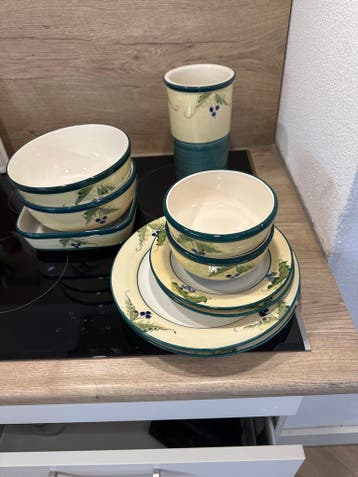 Servies met druivenmotief - Borden, kommen en pollepel pot