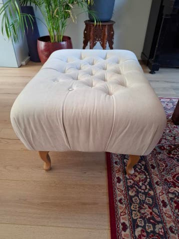 Gratis Crèmekleurige poef met knopen