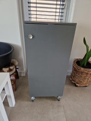 Grijs kastje op wieltjes gratis op te halen