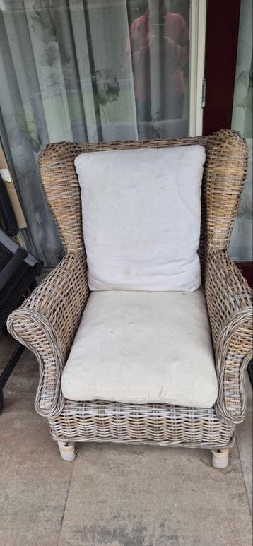 Comfortabele rieten oorstoel met kussens  in Zwiggelte