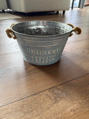 Metalen plantenbak met touw handvatten