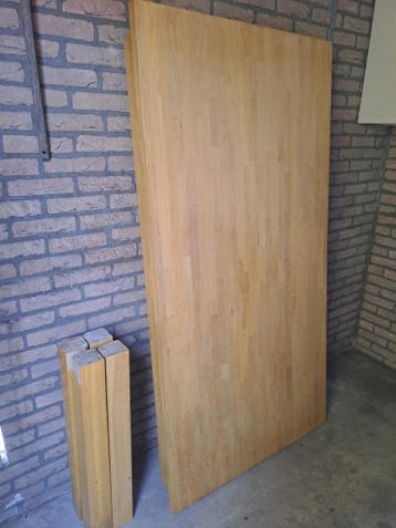 Grote houten eettafelblad met poten (zonder stoelen)
