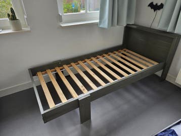 Gratis bed met nachtkastje en onderschuiflade