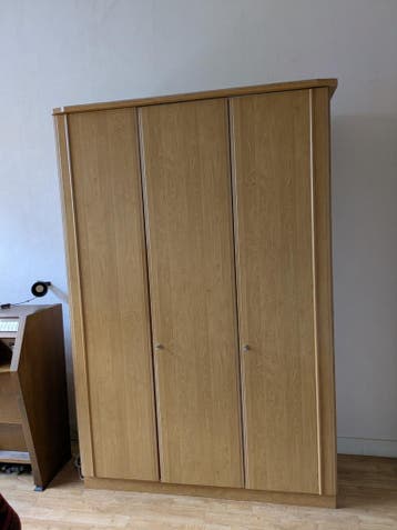 Ruime kledingkast met hanggedeelte en planken