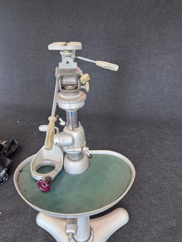 Zwaat studiostatief met kop.