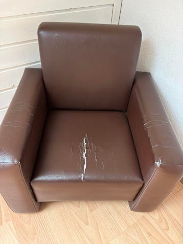 Bruine kinder fauteuil met beschadigingen