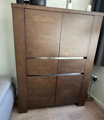 Donkerbruine houten kast met laden en deuren