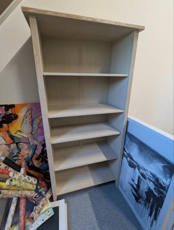 Leuke boekenkast. White wash.