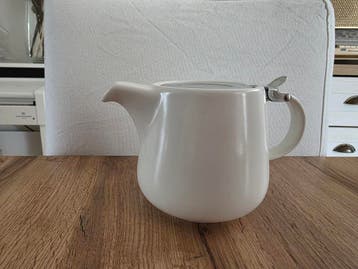 Witte theepot met theefilter, zo goed als nieuw