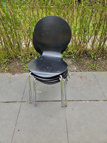 Gratis 4 zwarte stoelen
