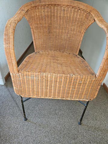 Rieten stoel met zwart metalen frame