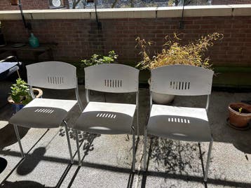 Drie stapelbare stoelen