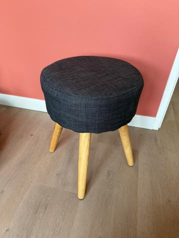 GRATIS: Grijze poef met houten poten