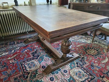 klassieke eetkamertafel