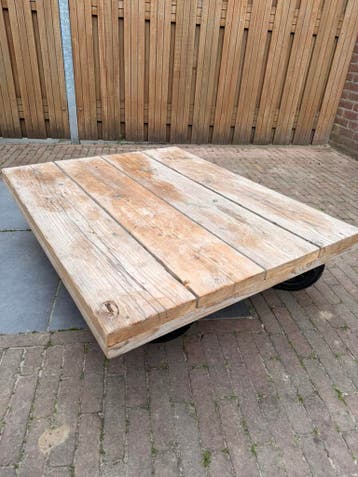 Gratis houten lounge tafel op wielen