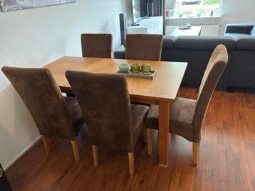 Houten eettafel 80x160 met 6 stoffen stoelen