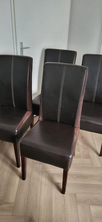 Z.s.m. gratis op te halen: vier eettafelstoelen donkerbruin