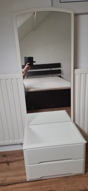 Nachtkastje met spiegel en lades