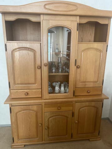 Houten kast met glazen deur.