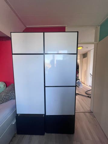 Ikea kast met whiteboard deur en spiegel zijkant