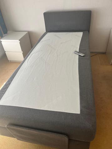 Elektrische boxspring, heeft altijd een topper op gelegen.