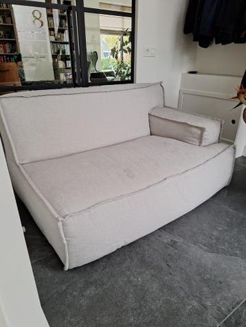 Licht beige bankje met 1 leuning