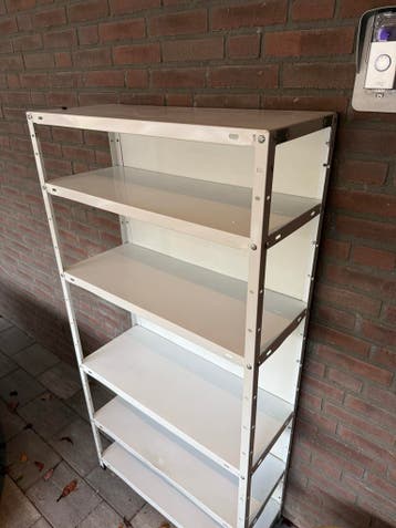 Gratis af te halen: Metalen witte kast