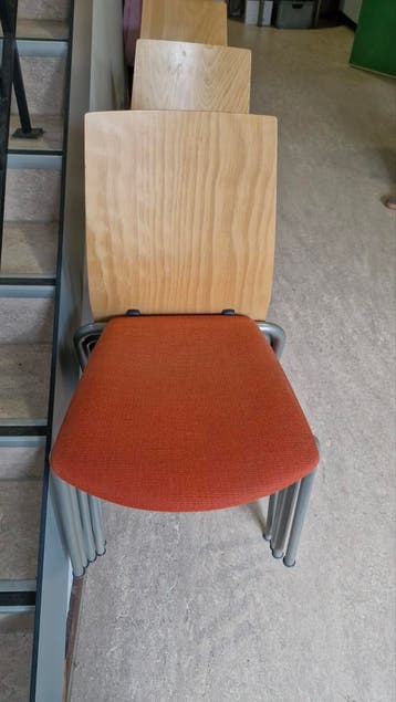 17 stoelen van het merk Eromes