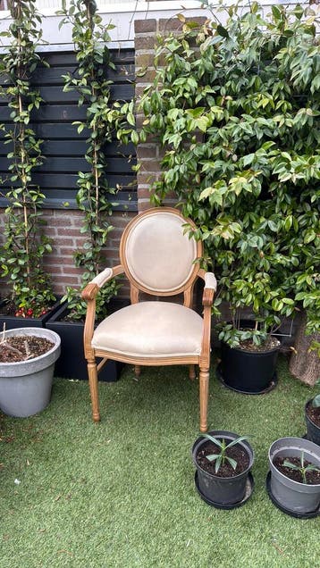 Gratis af te halen zware teakhouten leunstoel crème