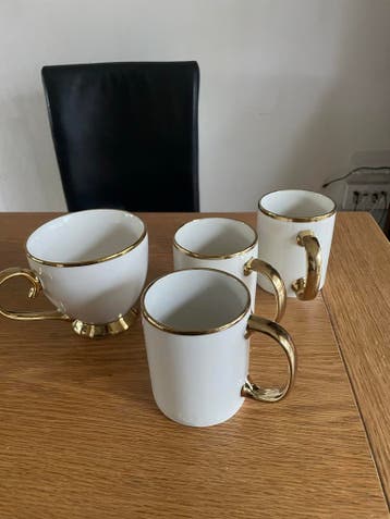 Set van 4 Witte en Gouden Kopjes/Mokken