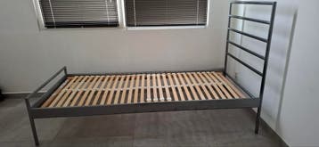 Stoer metalen 1persoonsbed (GRATIS !)