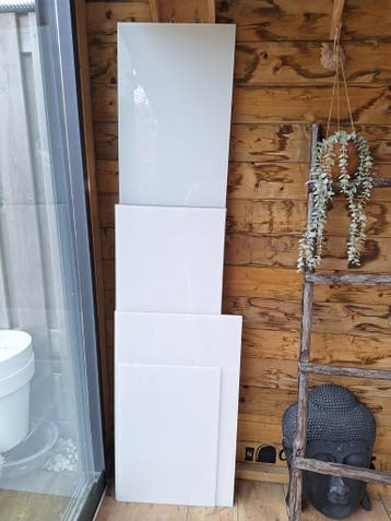 Glasplaten voor op Ikea kasten. Gratis op te halen in Dordre