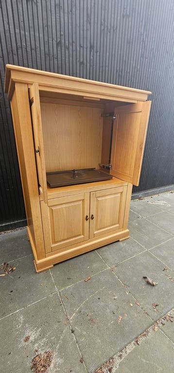 Mooie degelijke TV-KAST/ Draai/schuifdeuren