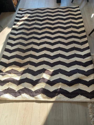 Gratis af te halen: Zwart wit vloerkleed met grafische print