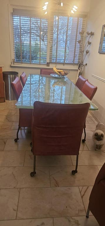 Glazen eettafel met metalen poten