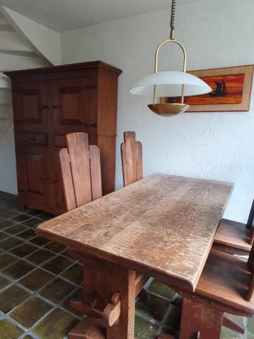 Donker eiken eethoek met buffetkast en 7 stoelen, gratis!