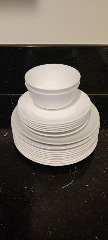 een set van 12 grote borden, 6 kleine borden en 2 kleine kom