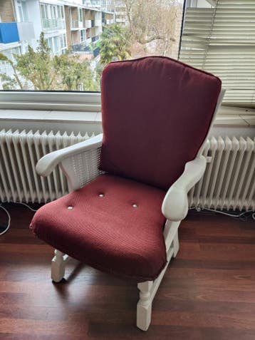 Witte stoel met rode kussens gratis ophalen