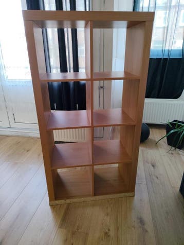 Open kast met gelazuurd eikeneffect