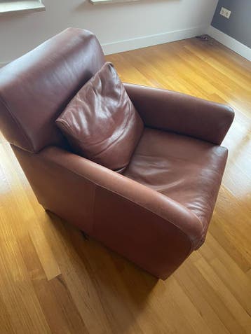 Leuke stoffe bank en lederen fauteuil. Zonder kussentjes.