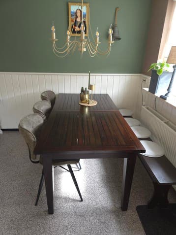 Eettafel, 3 stoelen en bank in ruil voor bos bloemen 😊