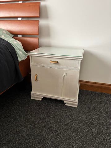 Twee nachtkastjes - Gratis af te halen
