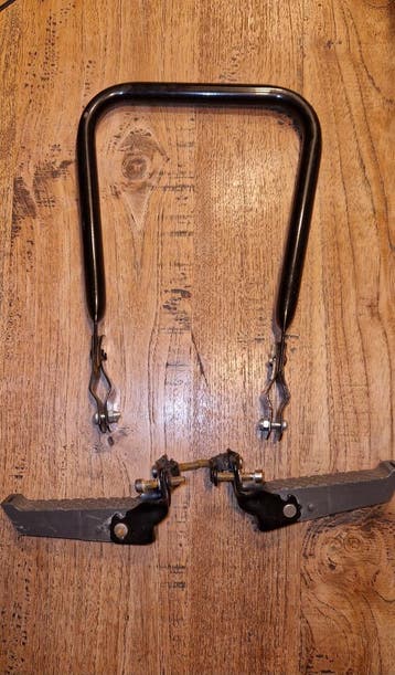 Rugsteuntje en voetsteuntjes voor kind achterop de fiets