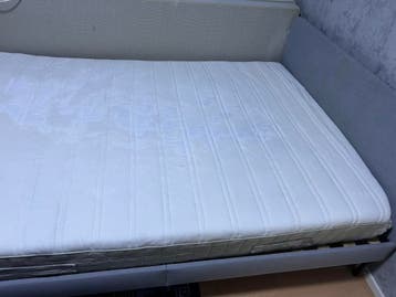 Gratis af te halen: bed (140 cm) met matras.