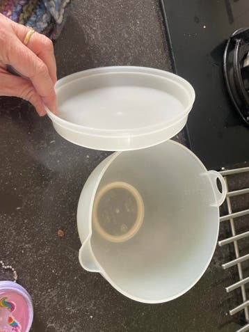 Witte kunststof mengkom met deksel